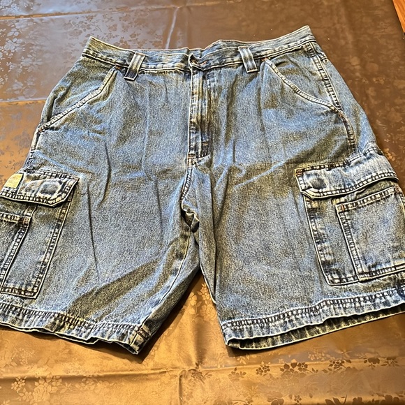 Men’s wrangler denim cargo shorts, size 32 waist - Picture 2 of 8